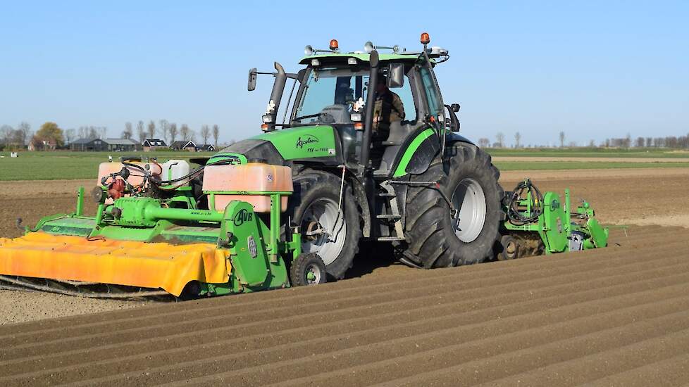 Een kwetsbaar punt op de verhoogde bedden en de ruggen wordt de vochtvoorziening. „Het zaad ligt in losse grond, dus er komt geen vocht van onderen. Als je deze velden niet kunt beregenen, wordt het wel een uitdaging, zeker nu de vooruitzichten droog weer