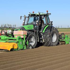 Een kwetsbaar punt op de verhoogde bedden en de ruggen wordt de vochtvoorziening. „Het zaad ligt in losse grond, dus er komt geen vocht van onderen. Als je deze velden niet kunt beregenen, wordt het wel een uitdaging, zeker nu de vooruitzichten droog weer