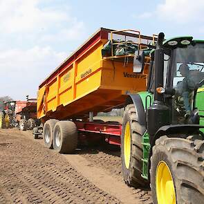 De akkerbouwer verzorgt de toevoer van het pootgoed. Hij rijdt voortdurend heen en weer om de poters vanuit de schuur naar het land te brengen.