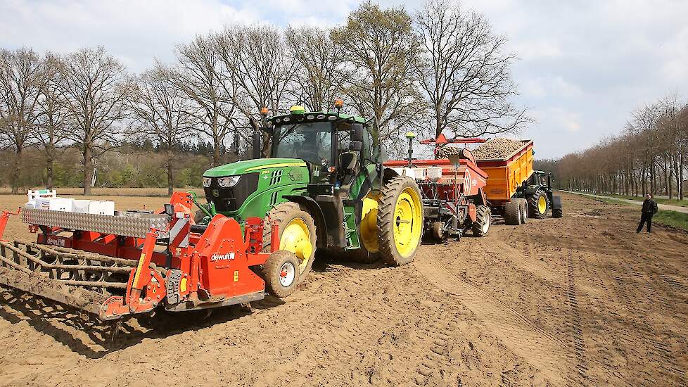 De Gelderse akkerbouwer boert in een overgangsgebied tussen lichte en zwaardere grond. „Op de zware grond kunnen we nog niet terecht, daar is het nog te nat. De grond moet bekwaam genoeg zijn om te poten, en dat is momenteel nog een zoektocht.”