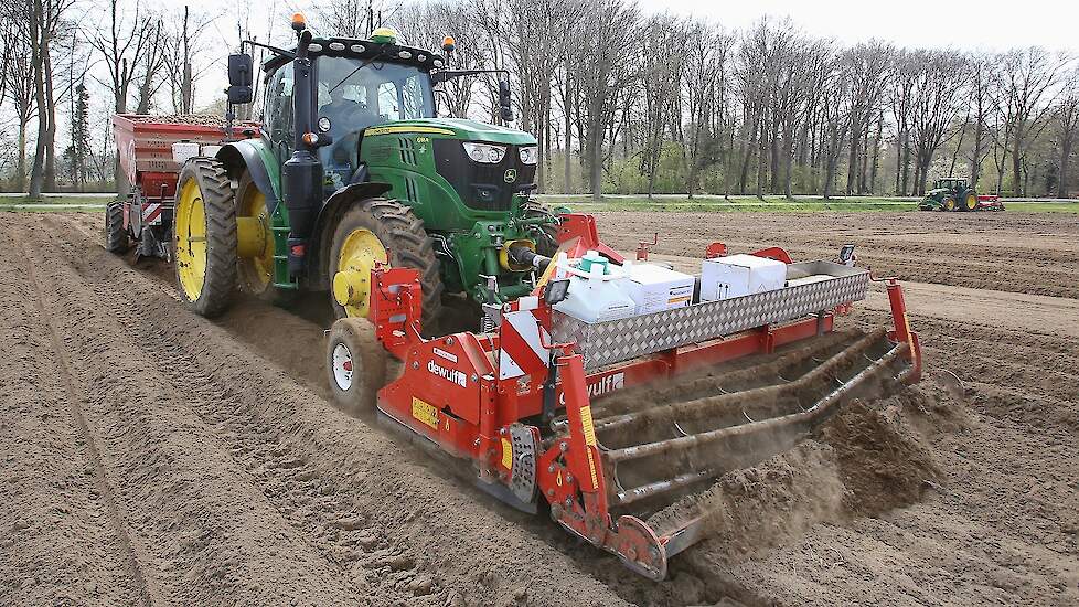 Tijdens het poten wordt een fosfaatbemesting toegevoegd. Afhankelijk van het perceel voegt hij ook granulaat toe tegen bodeminsecten zoals ritnaalden. „Dat probleem wordt steeds groter.” Daarnaast wordt er met een rijenspuit een middel tegen rhizoctonia t