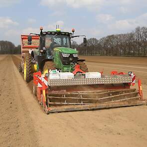 Minkhorst heeft slechts één pootmachine tot zijn beschikking. „Het zijn lange dagen. We zijn minstens vier weken aan het poten.” Hij overweegt om een tweede machine aan te schaffen. „De oppervlakte voor één machine is aan de royale kant.”