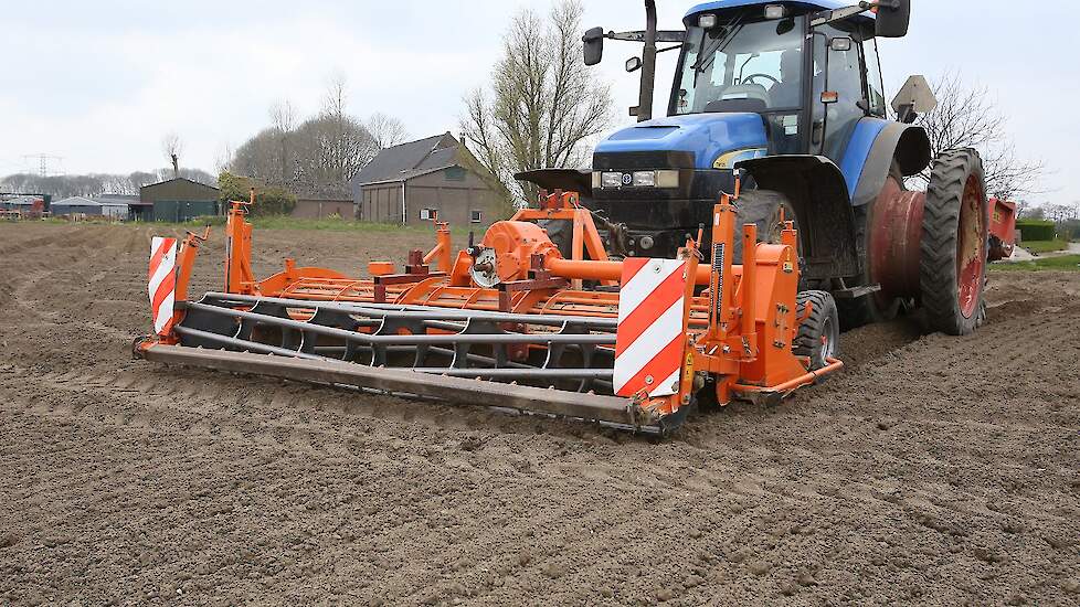 Van der Hoek teelt tafel- en fritesaardappelen. De markt voor de tafelaardappelen was de afgelopen jaren wel goed, bij de fritesaardappelen stortte de markt in nadat de horeca zijn deuren moest sluiten.