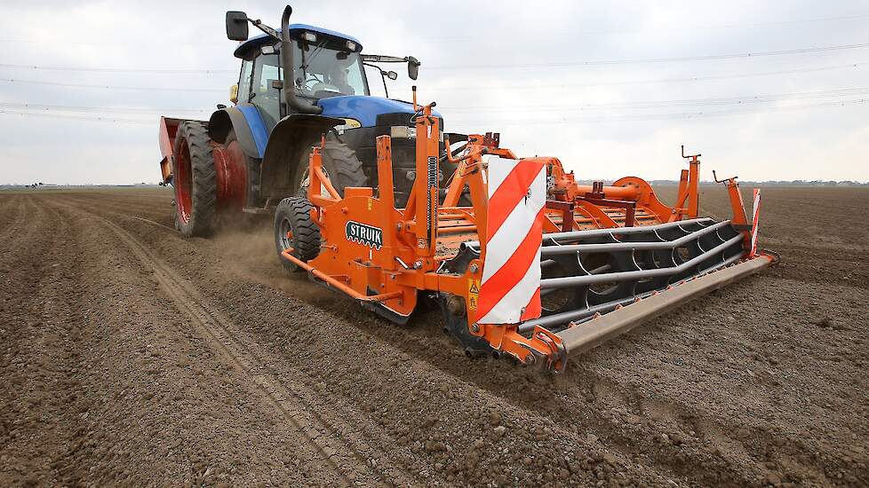 Inmiddels zitten alle aardappelen in de grond. Het poten ging dankzij de gunstige weersomstandigheden perfect. Ook de kleigrond - 45 tot 50 procent afslibbaar - lag er goed bij.