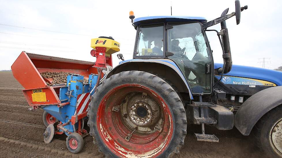 Het frezen en poten gebeurt in één werkgang. Hij poot met een vierrijige Gruse. „Die heb ik al heel wat jaren, maar hij voldoet nog goed.” Tijdens het poten wordt ook powerstart granulaat in de rij toegevoegd.