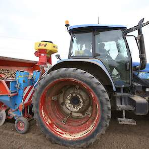 Het frezen en poten gebeurt in één werkgang. Hij poot met een vierrijige Gruse. „Die heb ik al heel wat jaren, maar hij voldoet nog goed.” Tijdens het poten wordt ook powerstart granulaat in de rij toegevoegd.