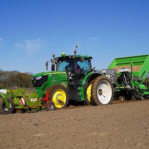 Afhankelijk van de sortering van het pootgoed en de perceelsvorm lukt het om 6-12 hectare per dag te poten. Dit jaar startte Westerveld niet alleen later dan normaal vanwege de vele vorstnachten, maar ook omdat het werk in de bewaring nog niet afgerond wa