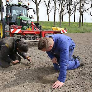 Twee mannen van importeur en dealer ZHE Maasdam zijn op het land voor de fijnafstelling van de zaaimachine.