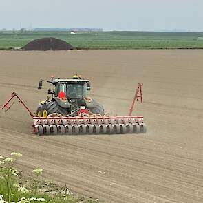 De bonen worden gezaaid onder gunstige omstandigheden. „Maar een buitje na de zaai zou welkom zijn.”