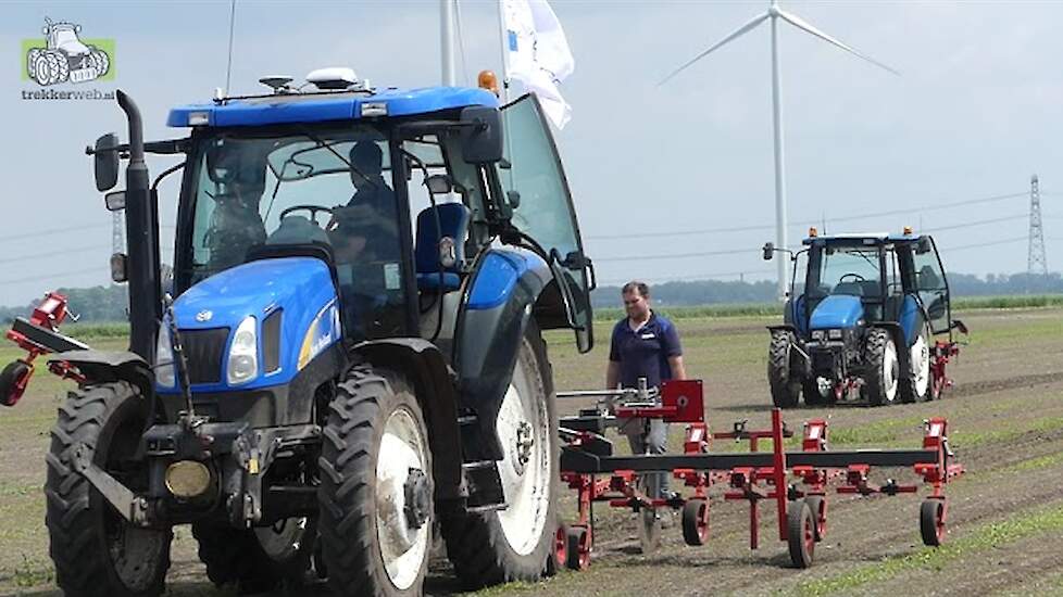 Vier verschillende camera-gestuurde schoffel-technieken gedemonstreerd in biologische zaaiuien