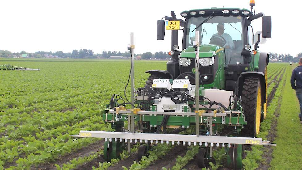 De Homburg Garford SpotSprayer is in de laatste fase van ontwikkeling. De machine scant met camera's het gewas, herkent de bietenrijen en bestrijdt alle groen tussen de rijen. De (blad)grootte van het onkruid of de aardappelopslag waarop het systeem reage