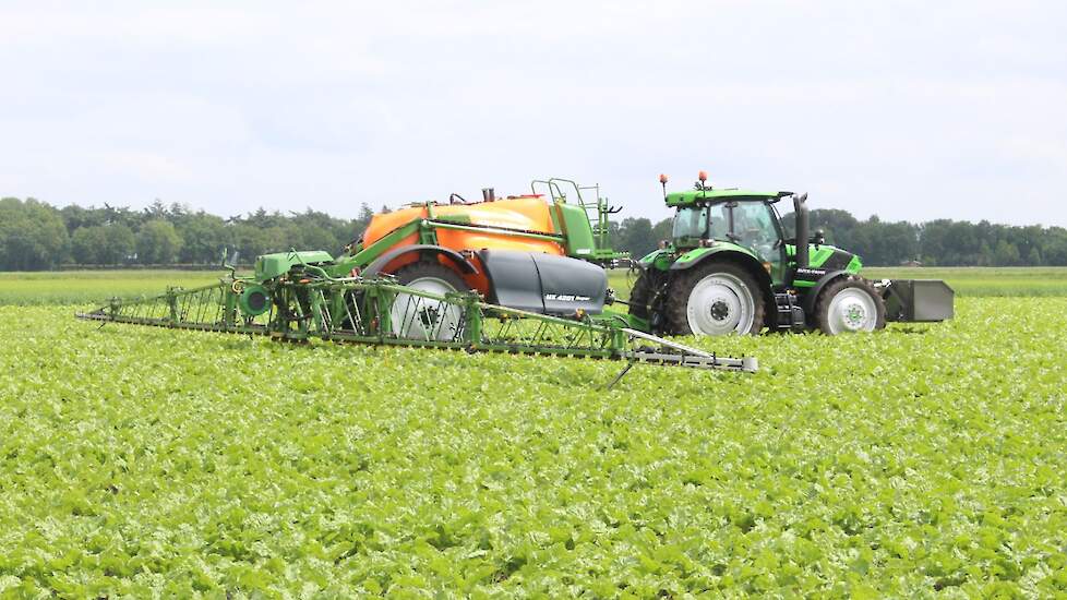 Voor deze combinatie was een dronekaart ook de basis, maar werd de standaard aanwezige sectieafsluiting gebruikt om een sectie met doppen aan te zetten boven een aardappelplant.