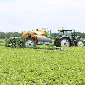 Voor deze combinatie was een dronekaart ook de basis, maar werd de standaard aanwezige sectieafsluiting gebruikt om een sectie met doppen aan te zetten boven een aardappelplant.