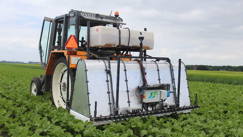 WUR liet een testmachine zien die uitgaat van plantherkenning. Onder de witte kap zitten camera's die opnames van planten maken en door middel van een algoritme suikerbieten en aardappelplanten individueel herkennen. Herkende aardappelopslag wordt met beh