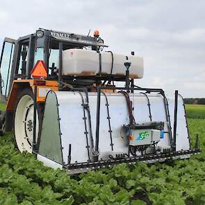 WUR liet een testmachine zien die uitgaat van plantherkenning. Onder de witte kap zitten camera's die opnames van planten maken en door middel van een algoritme suikerbieten en aardappelplanten individueel herkennen. Herkende aardappelopslag wordt met beh