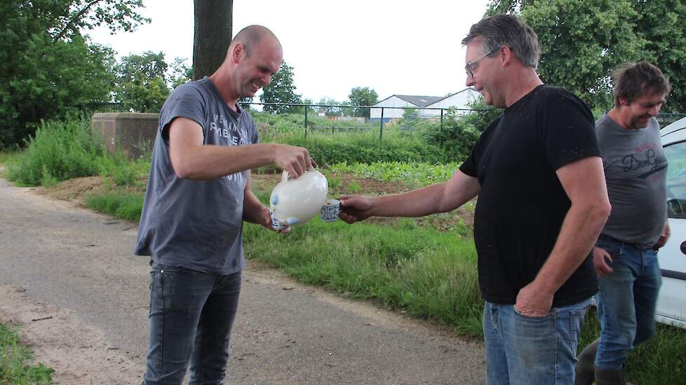 Tussen het dorsen door is er uiteraard tijd voor een kop koffie.