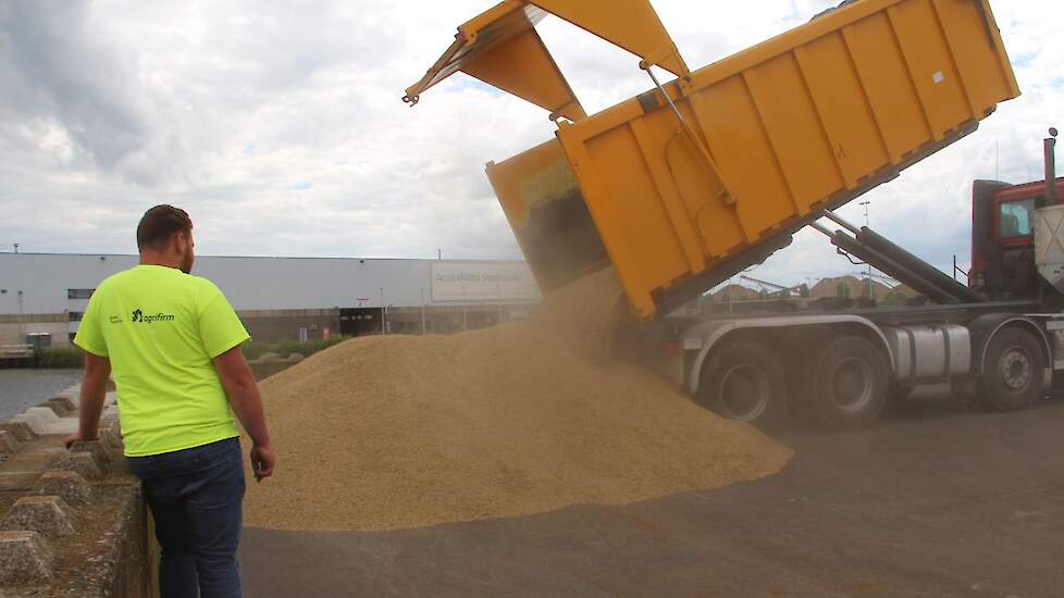 In de haven van Born beschikt Agrifirm over een overslaglocatie. Van hieruit wordt het Zuid- en Midden Limburgse graan verder verscheept. In de Bornse haven is de gerst van Linssen de eerste aanvoer van het seizoen 2021.