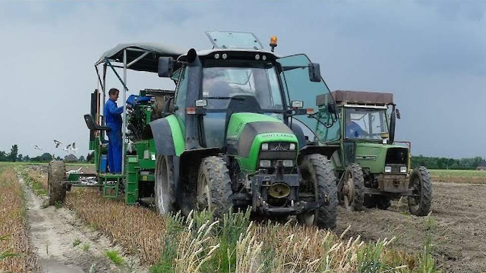 Tulpenbollen oogst 2021 met KOOPS nettenrooier. Schilder Loppersum.