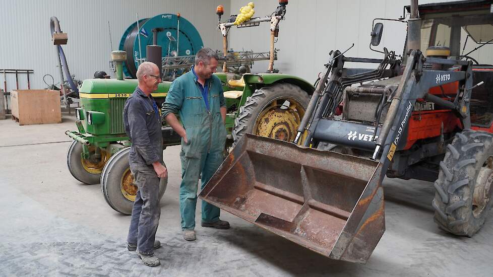 Geen grote, nieuwe machines in de schuur, maar veel lichte, doelmatige machines en werktuigen. ,,Ons bedrijf is niet zo heel groot. En we hebben ook nog eens een flinke variatie aan gewassen. Nieuwe machines kunnen daarom niet of nauwelijks uit. Bovendien