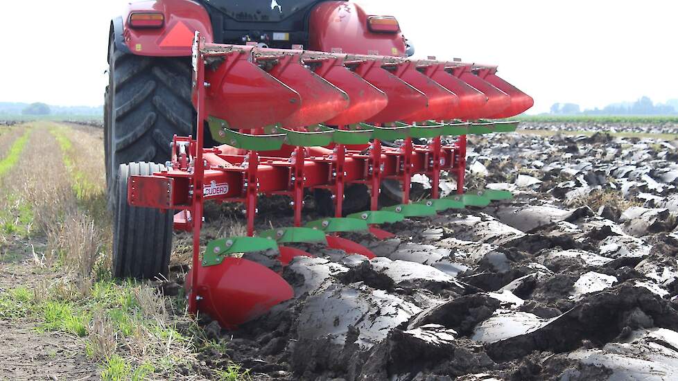 Weevers Mechanisatie ploegde met de Escudero. Een achtschaarversie, op 2,70 meter werkbreedte, 15 centimeter diep. Een lichte ploeg, zeker voor de zware grond van het Oldambt. De ploeg is leverbaar met dwarsverstelling om de trekker op de juiste plaats vo