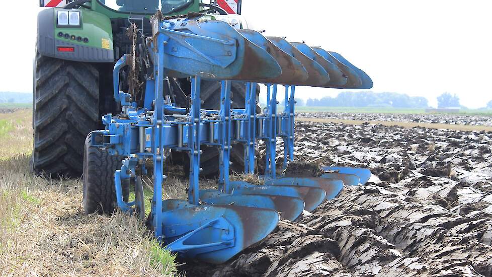 Lemken liet haar Juwel10 in zesschaar uitvoering zien. Een 'gewone' ploeg waarmee de fabrikant laat zien dat ondiep ploegen daar ook mogelijk mee is. In te zetten voor rijden in de voor, of als on-landploeg. Lemken levert daarvoor een hydraulische ploegve