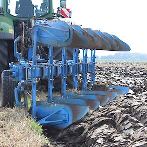 Lemken liet haar Juwel10 in zesschaar uitvoering zien. Een 'gewone' ploeg waarmee de fabrikant laat zien dat ondiep ploegen daar ook mogelijk mee is. In te zetten voor rijden in de voor, of als on-landploeg. Lemken levert daarvoor een hydraulische ploegve