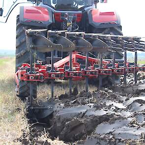 Eco-Agri liet de Franse Bugnot-ploeg zien. Verkrijgbaar met verschillende risters: lang, kort, met en zonder strijkers, diverse rondingen of van kunststof. De ploeg zoals getoond vraagt 15 tot 20 pk per schaar en is uitgerust met een steenbeveiliger. Voor