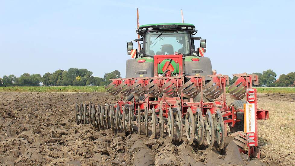 Koeckhoven liet de Ovlac zien. In dit geval een achtschaarploeg, met de kop in het midden. Uitgerust met een strokenrister: koeling tijdens het ploegen en een streepje waarop de grondbalk breekt tijdens wintervoorploegen. De ringen snijden in de grondbalk