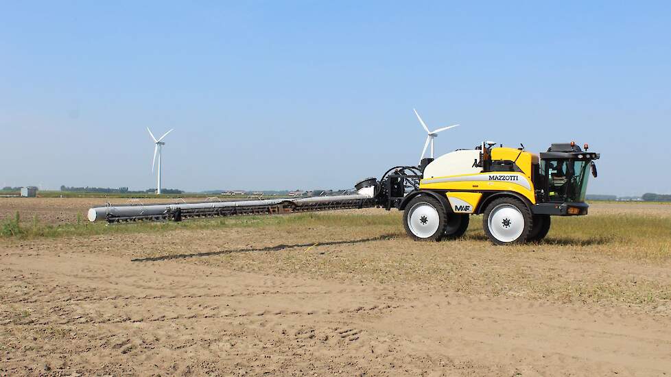 Mazotti. Relatief lichte, zelfrijdende spuit met een luchtzaksysteem met één grote ventilator. Werkbreedte tot 36 meter. Met een dopafstand van 25 centimeter en een boomhoogte van 30 is met doppen-50 een driftreductie van 97,5 procent mogelijk. Door de bo