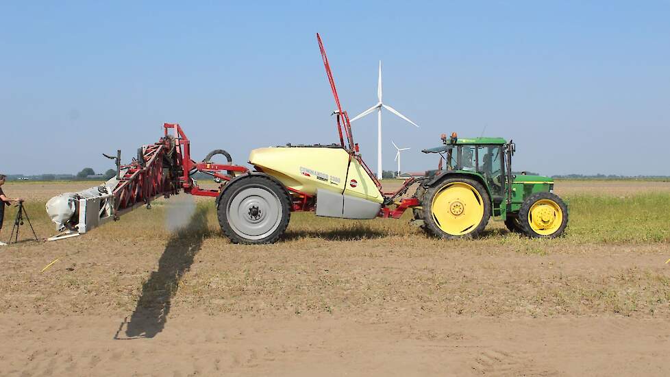 Hardi TwinForce. Getrokken spuit met het TwinForce luchtzaksysteem, werkbreedte tot 36 meter. Met een dopafstand en boomhoogte van 50 centimeter en doppen 50 DR is  97,5%  driftreductie mogelijk. Categorie 75-doppen halen 99-DR.  Om de luchtstroom aan te