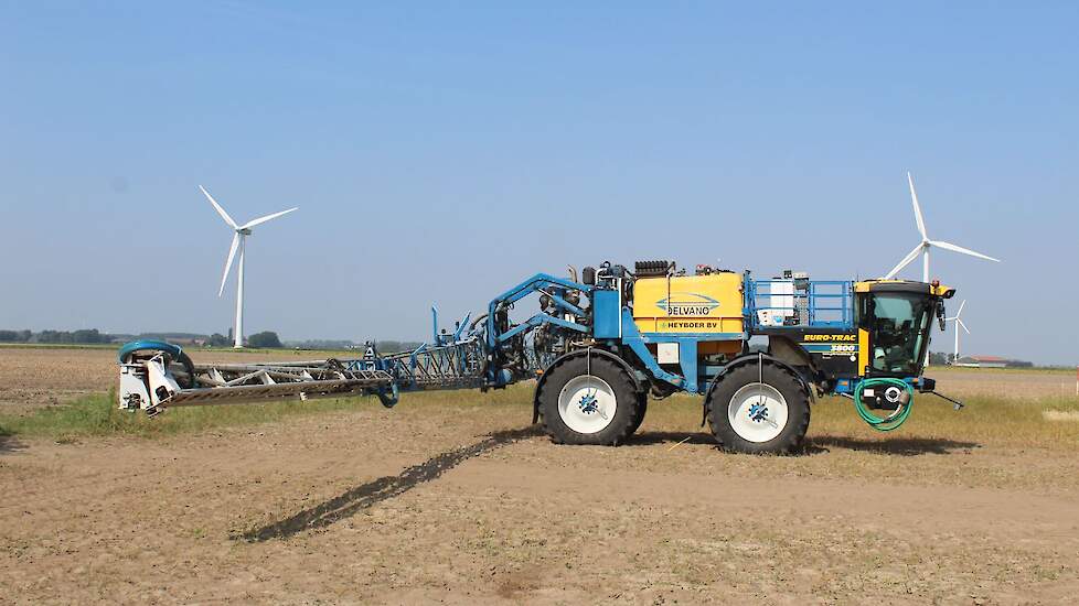 Delvano HydroTrac. Zelfrijdende spuit, voorzien van verlaagde spuitboom met doppen op 25 centimeter, Airtec luchtvloeistof mengdoppen en MagGrow. Op deze klantmachine ook een Raven injectiesysteem voor toevoeging van Squall.  Spuittest: TeeJet AI 80-02 me