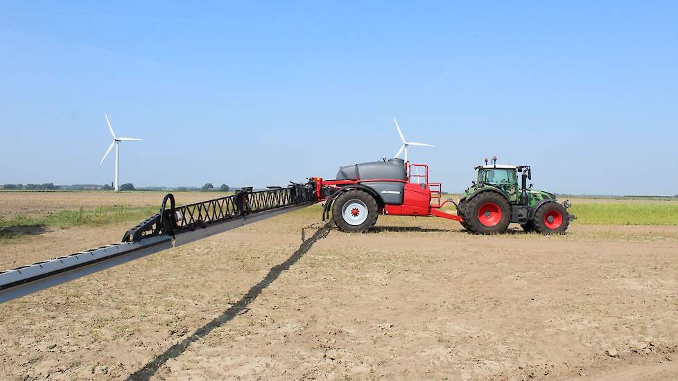 Horsch Leeb. Getrokken spuit met een verlaagde boomhoogte en dopafstand 25 centimeter. Werkbreedte 45 meter. De boom blijft goed in balans door het Actief luchtbalanssysteem. Boven de 45 meter is dat overigens hydraulisch. De doppen hebben het 2+2 schakel