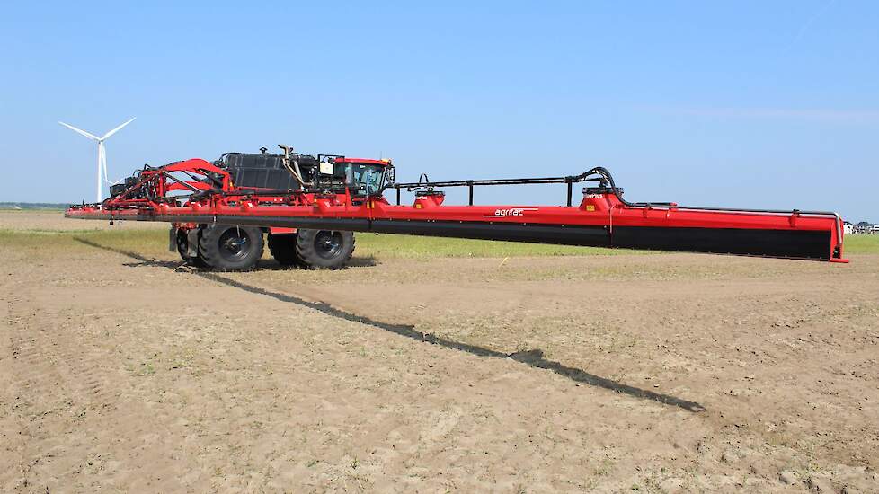 Agrifac Condor. Zelfrijdende veldspuit tot 39 meter werkbreedte. Met AirFLowPlus luchtzaksysteem. Valt met dopafstand 25 centimeter, boomhoogte 30 centimeter en 50-procent-doppen in DR-categorie 97,5. De Condor is voorzien van PWM-techniek (PulseWideModul