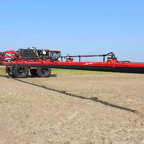 Agrifac Condor. Zelfrijdende veldspuit tot 39 meter werkbreedte. Met AirFLowPlus luchtzaksysteem. Valt met dopafstand 25 centimeter, boomhoogte 30 centimeter en 50-procent-doppen in DR-categorie 97,5. De Condor is voorzien van PWM-techniek (PulseWideModul