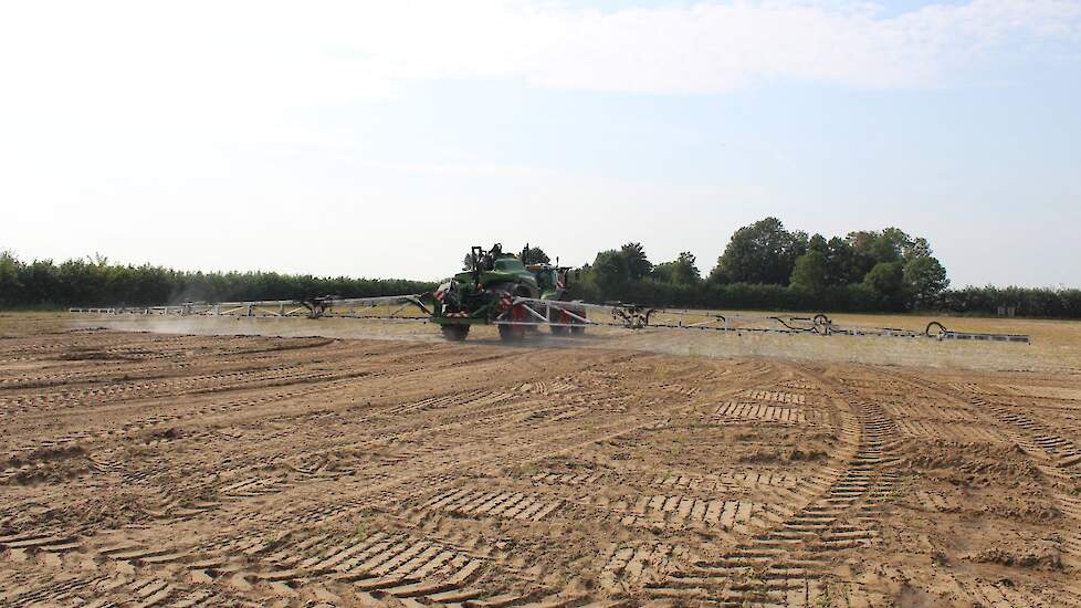 BBLeap. Fendt liet een Rogator zien met het BBLeap-systeem. Elke dophouder is hierbij voorzien van een elektrisch geschakeld klepje, dat met een bepaalde frequentie (tot 100 keer per seconde) de toevoer en afgifte regelt, met behoud van druppelgrootte en