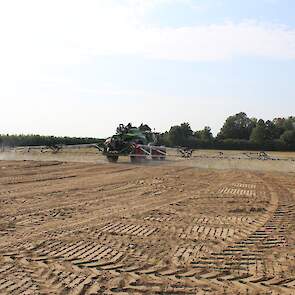 BBLeap. Fendt liet een Rogator zien met het BBLeap-systeem. Elke dophouder is hierbij voorzien van een elektrisch geschakeld klepje, dat met een bepaalde frequentie (tot 100 keer per seconde) de toevoer en afgifte regelt, met behoud van druppelgrootte en