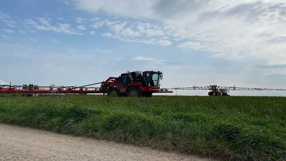 Om Limburgse boeren de verschillen te tonen tussen enkele (driftreducerende) spuittechnieken organiseerde Steins Gewasverzorging uit Hulsberg in een uienperceel in Nuth een spuitmiddag. Een kleine 100 boeren maakte van de uitnodiging gebruik en konden gel