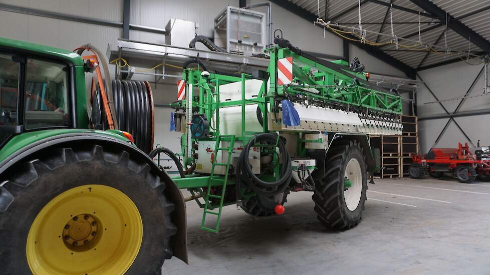 DutchFlora teelt vrijwel alle bollen op grasland van veehouders in de buurt. Om het perceel vrij te maken van lastige onkruiden als ridderzuring en (melk)distel wordt voorafgaand aan het planten eerst een keer met groeistoffen gespoten. Daarna wordt nog e