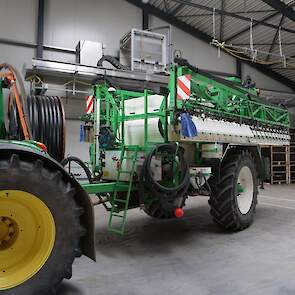 DutchFlora teelt vrijwel alle bollen op grasland van veehouders in de buurt. Om het perceel vrij te maken van lastige onkruiden als ridderzuring en (melk)distel wordt voorafgaand aan het planten eerst een keer met groeistoffen gespoten. Daarna wordt nog e