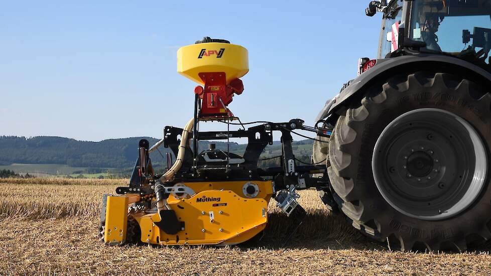 De Müthing CoverSeeder is een machine voor het inzaaien van een vanggewas of groenbemester. Bijzonder is dat hij verschillende bwerkingen combineert. Gewasresten worden kortgeslagen, opgenomen en weer over het inmiddels gezaaide zaad heengelegd. Dat zaad