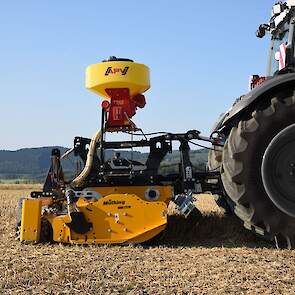 De Müthing CoverSeeder is een machine voor het inzaaien van een vanggewas of groenbemester. Bijzonder is dat hij verschillende bwerkingen combineert. Gewasresten worden kortgeslagen, opgenomen en weer over het inmiddels gezaaide zaad heengelegd. Dat zaad