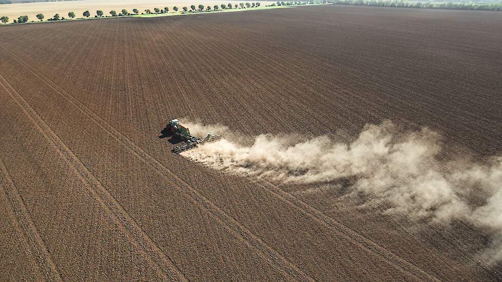 De automatische stofafzuiging van Fendt detecteert de mate van vervuiling van het luchtfilter tijdens gebruik of tijdens het rijden. Indien nodig wordt het filter schoongemaakt zonder het te demonteren. Met druk van binnenuit wordt een stroming naar van b