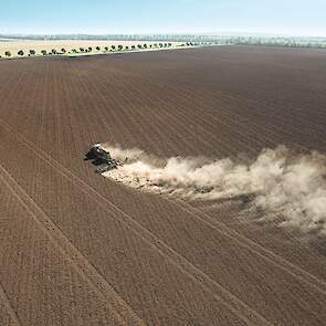 De automatische stofafzuiging van Fendt detecteert de mate van vervuiling van het luchtfilter tijdens gebruik of tijdens het rijden. Indien nodig wordt het filter schoongemaakt zonder het te demonteren. Met druk van binnenuit wordt een stroming naar van b