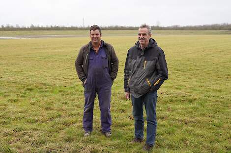 Ivo Haartsen (links) is akkerbouwer in Biervliet (Zld.). Samen met zijn schoonvader Daniël Dekker bewerkt hij in Biervliet zo’n 100 hectare land en met zijn ouders en zus zo’n 50 hectare in Waterlandkerkje. Het bouwplan bestaat uit wintertarwe, brouwgerst