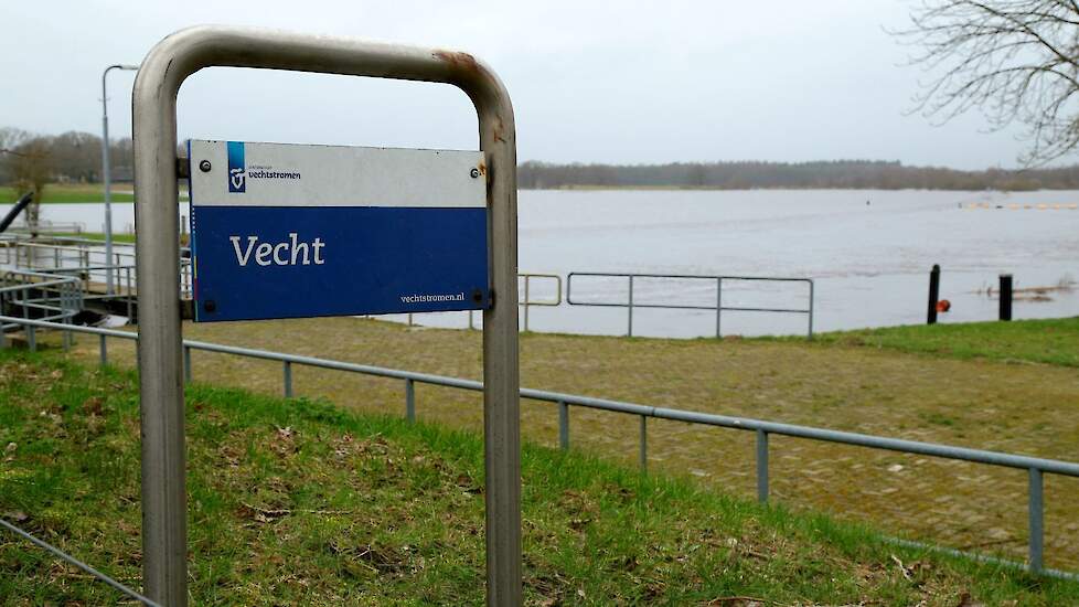 De Overijsselse Vecht slingert door de provincie naar Zwolle, waar het water mondt in de IJssel.