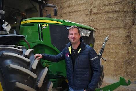 Harry Oldenziel heeft samen met zijn oom Derk Jans een akkerbouwbedrijf in Finsterwolde (Gr.). Op 260 hectare zware klei verbouwen ze wintertarwe (ca. 185 ha), suikerbieten (50 ha) en zaaiuien (11 ha). Het overige deel (ca. 15 ha) wordt ingevuld met luzer