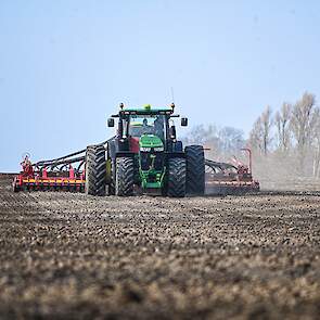 De Väderstad komt rechtstreeks van de leverancier. De pneumatische zaaimachine is voorzien van gps-besturing.