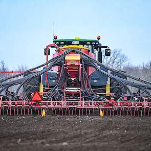 Swartz en Lennartsson werken samen maar hebben elk hun eigen bedrijf. Het machinepark is deels gezamenlijk. De Väderstad zaaimachine is van Lennartsson.