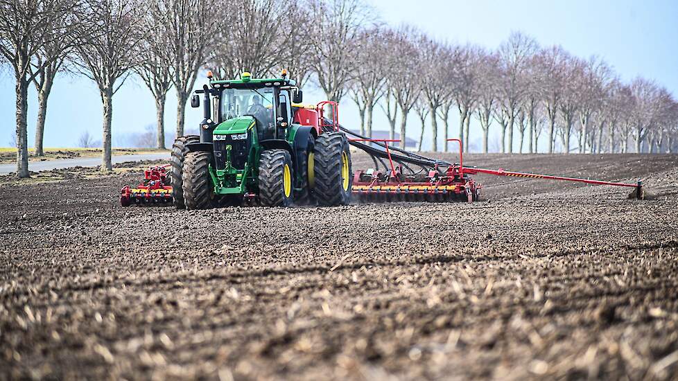 Swartz heeft in totaal 550 hectare, waarvan circa 70 hectare brouwgerst. Daarnaast teelt ze zetmeelaardappelen, wintertarwe, suikerbieten, erwten voor de conservenindustrie en koolzaad.