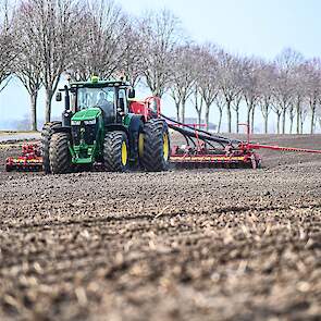 Swartz heeft in totaal 550 hectare, waarvan circa 70 hectare brouwgerst. Daarnaast teelt ze zetmeelaardappelen, wintertarwe, suikerbieten, erwten voor de conservenindustrie en koolzaad.